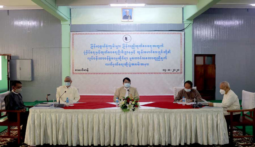 မြန်မာ့စွယ်စုံကျမ်းများ ပြန်လည်ထုတ်ဝေရေးအတွက် ပုံနှိပ်ရေးနှင့် ထုတ်ဝေရေးဦးစီးဌာန စာပေဗိမာန်နှင့် ထွန်းဖောင်ဒေးရှင်းတို့၏ လုပ်ငန်းတာဝန်ခွဲဝေရေးဆိုင်ရာ မူဘောင်သဘော တူညီချက် လက်မှတ်ရေးထိုးပွဲ အခမ်းအနားကျင်းပ 