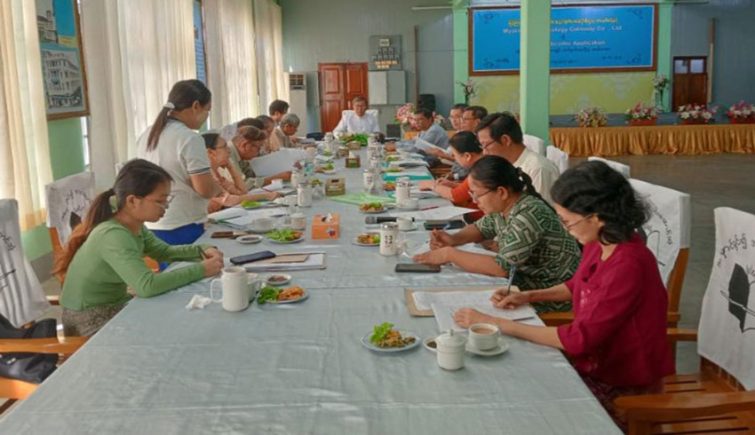 တက်ရောက်လာကြသည့် မြန်မာ့ရည်ညွှန်းကျမ်းအဖွဲ့ဝင် ဆရာကြီး ဆရာမကြီး များက မြန်မာ့ရည်ညွှန်းကျမ်းနှင့်ပတ်သက်၍ ထည့်သွင်းဖော်ပြမည့် အကြောင်းအရာများကို အကြံပြု ဆွေးနွေးပေးခဲ့ကြသည်။